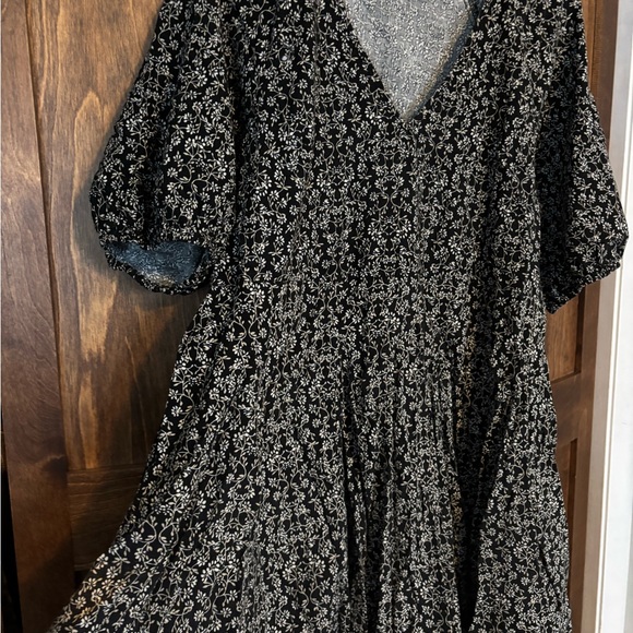 Universal Thread Black and White Floral Top - Picture 2 of 4